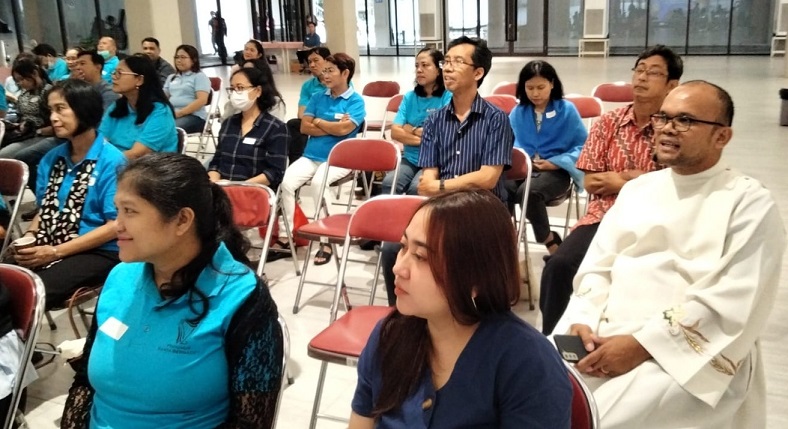 Romo Lamma menyempatkan diri mengikuti acara sejenak PAKAI_1
